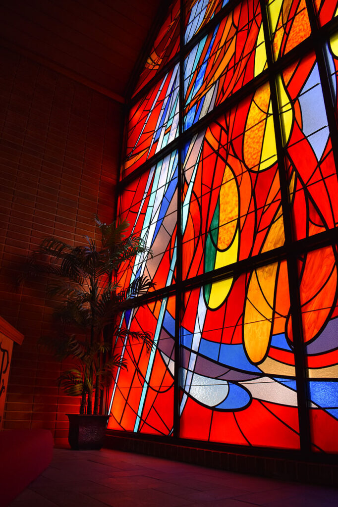 La Mia recorda els vitralls de colors de la capella de l'orfenat de La Pietat. Novel·la: "Mia? Descobreix els secrets del seu passat" de Nina Miralbell. Fotografia de Josh Eckstein