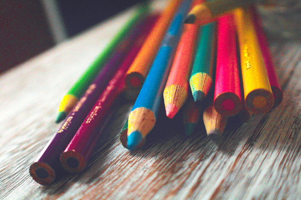 Els llapisos de colors queden desordenats sobre la taula. Novel·la: "Mia? Descobreix els secrets del seu passat" de Nina Miralbell. Fotografia de ashley-levinson