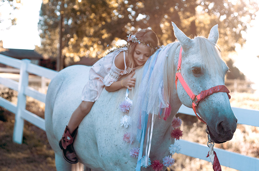 La nena feliç, s'abraça al seu cavall Veloç. Novel·la: "Mia? Descobreix els secrets del seu passat" de Nina Miralbell. Fotografia de Taylor