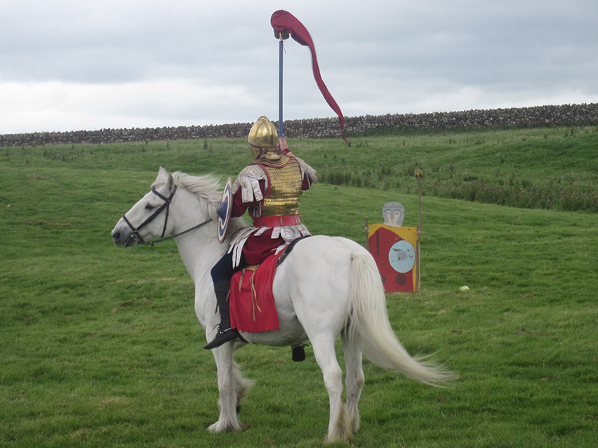Àlex se compara con un caballero como Sant Jordi con caballo y armadura. Novela: "¿Mía? Descubre los secretos de su pasado" de Nina Miralbell Fotografía de Cas Holmes