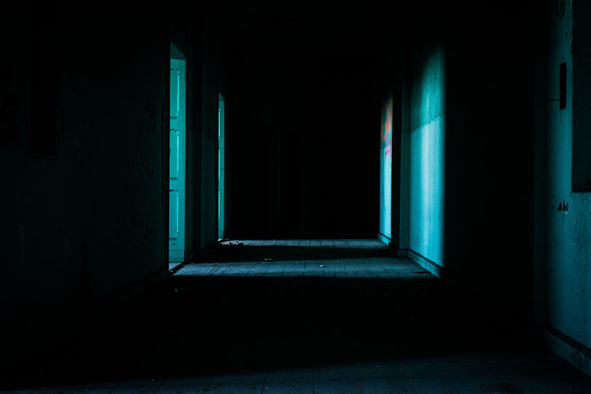 Mía camina sigilosamente por los pasillos oscuros del orfanato. Novela: "¿Mía? Descubre los secretos de su pasado" de Nina Miralbell. Foto de Kamil Feczko