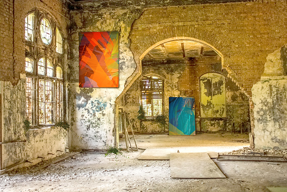 Cuadros abstractos en la ermita abandonada. Novela: "¿Mía? Descubre los secretos de su pasado" de Nina Miralbell.