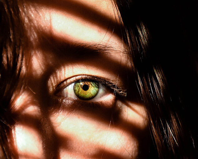 Se da cuenta de que tienen el mismo color de ojos. Novela: "¿Mía? Descubre los secretos de su pasado" de Nina Miralbell. Foto de Pía Staric