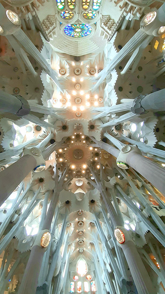 La magia del templo de la Sagrada Família. Novela: "¿Mía? Descubre los secretos de su pasado" de Nina Miralbell. Fotografía de Nina Miralbell
