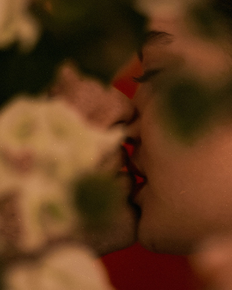 Un beso suave, húmedo, caliente... Novela: "¿Mía? Descubre los secretos de su pasado" de Nina Miralbell. Foto de cesarla-rosa