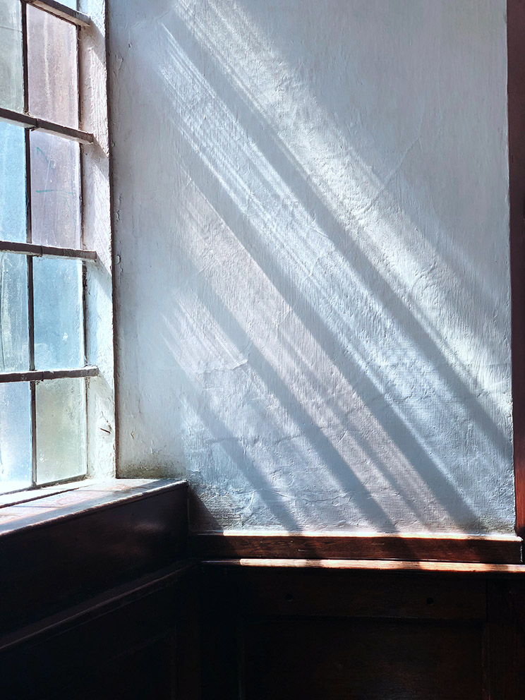 La luz de sol que entra por el gran ventanal. Novela: "¿Mía? Descubre los secretos de su pasado" de Nina Miralbell. Fotografía de jon-tyson