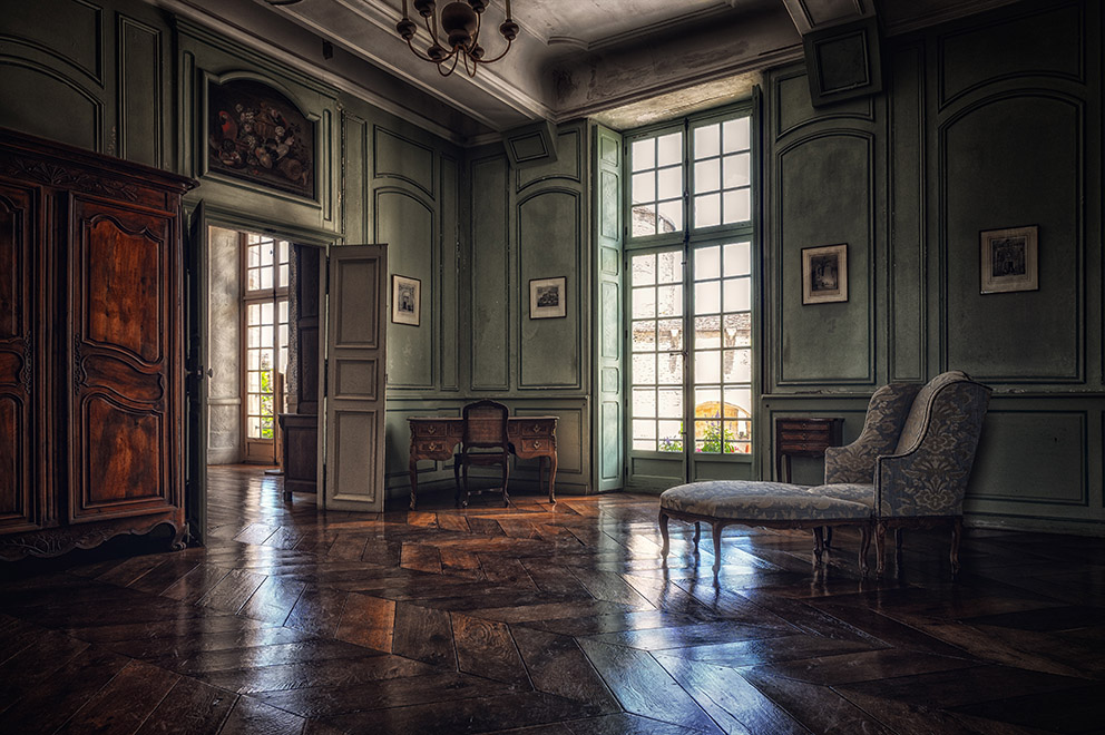 La sala de la casa tiene varias puertas. Novela: "¿Mía? Descubre los secretos de su pasado" de Nina Miralbell. Fotografía de peter-herrmann
